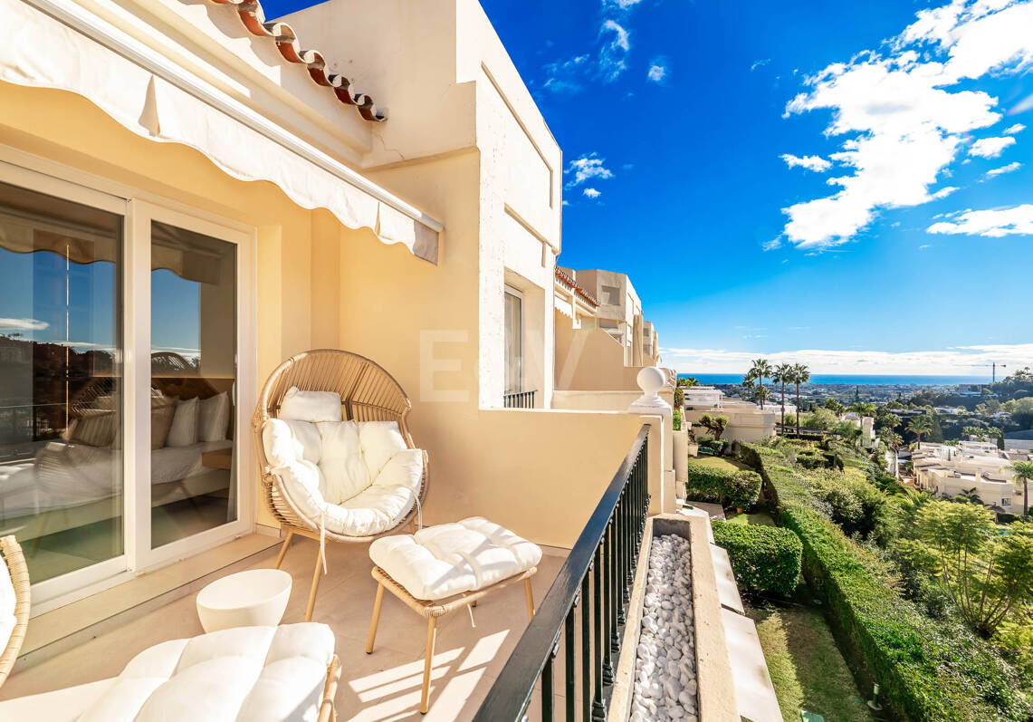 Elegant penthouse duplex med solarium och havsutsikt i gated community