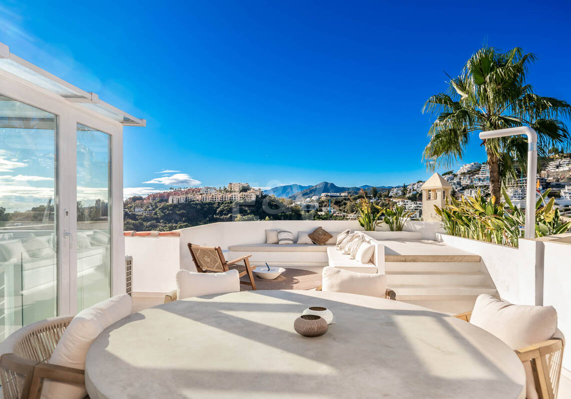 Elegant penthouse duplex med solarium och havsutsikt i gated community