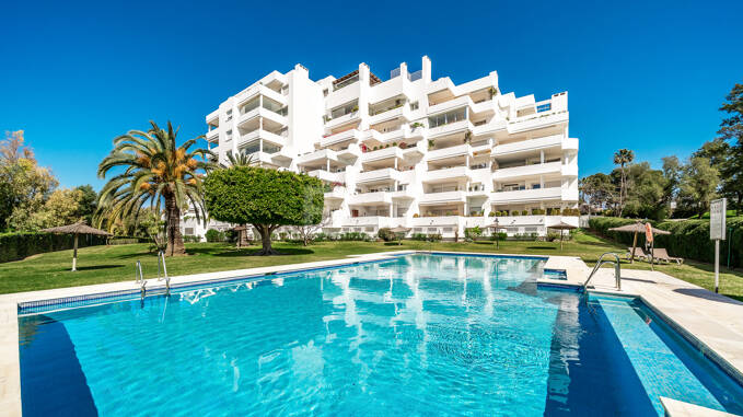Elegantes Golf-Apartment in erster Reihe mit großer Terrasse