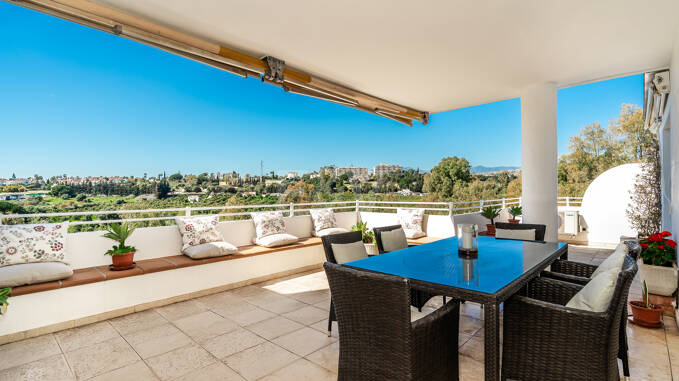Elegantes Golf-Apartment in erster Reihe mit großer Terrasse
