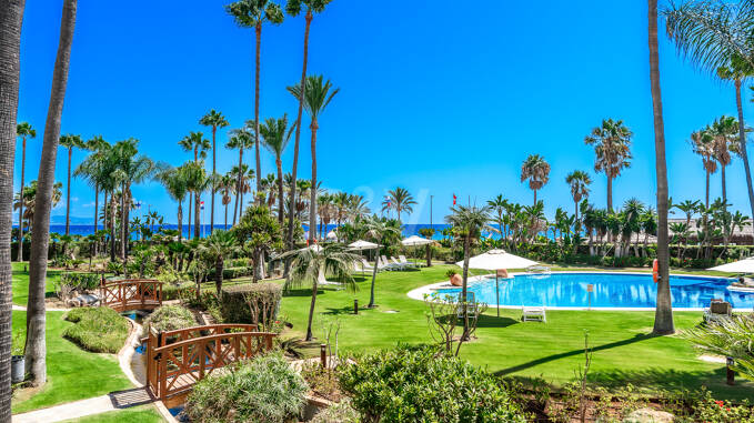 Apartamento en planta baja en primera línea de playa en Puerto Banús