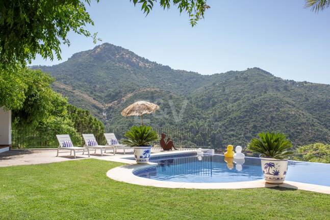 Villa im Cortijo-Stil mit Panoramablick aufs Meer und völliger Privatsphäre