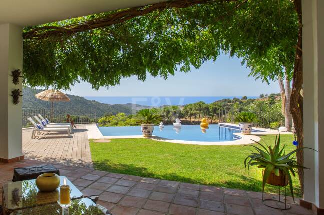 Villa im Cortijo-Stil mit Panoramablick aufs Meer und völliger Privatsphäre