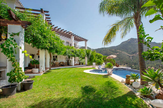 Villa im Cortijo-Stil mit Panoramablick aufs Meer und völliger Privatsphäre