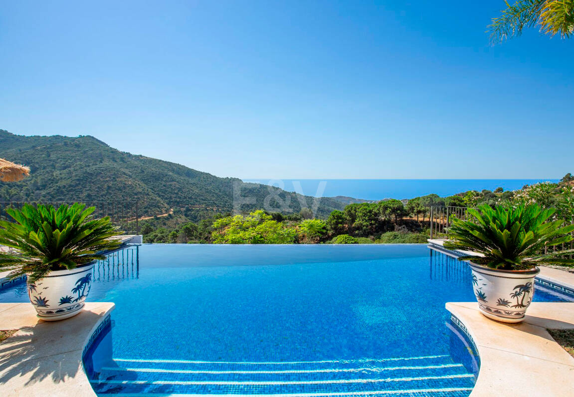 Villa im Cortijo-Stil mit Panoramablick aufs Meer und völliger Privatsphäre