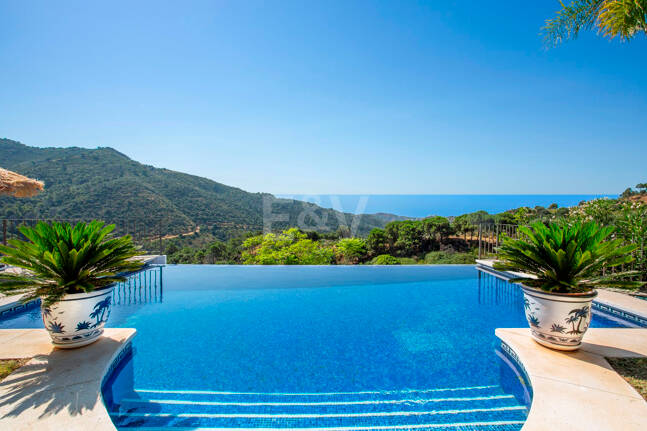 Villa im Cortijo-Stil mit Panoramablick aufs Meer und völliger Privatsphäre