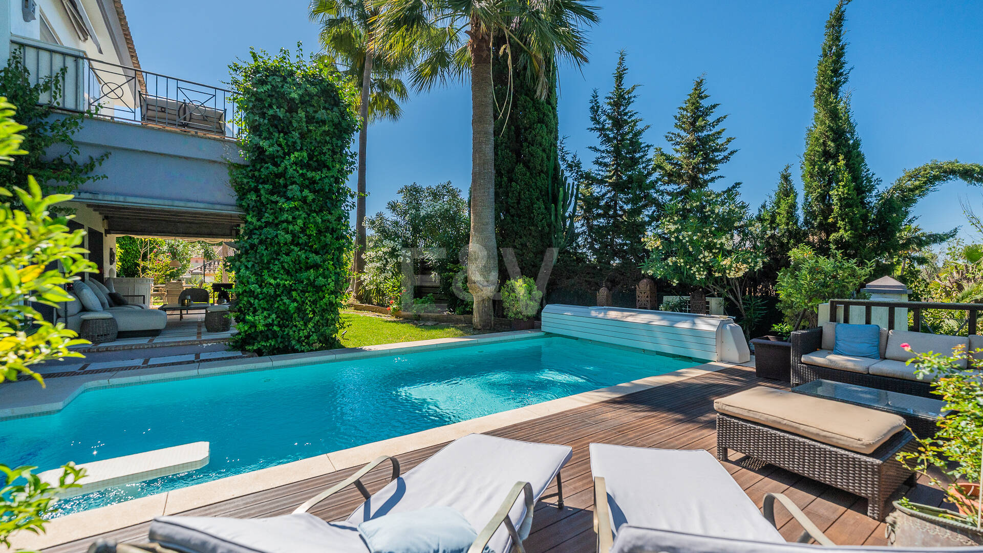 Beautiful Villa in the Heart of Nagüeles with Lush Garden and Sea Views