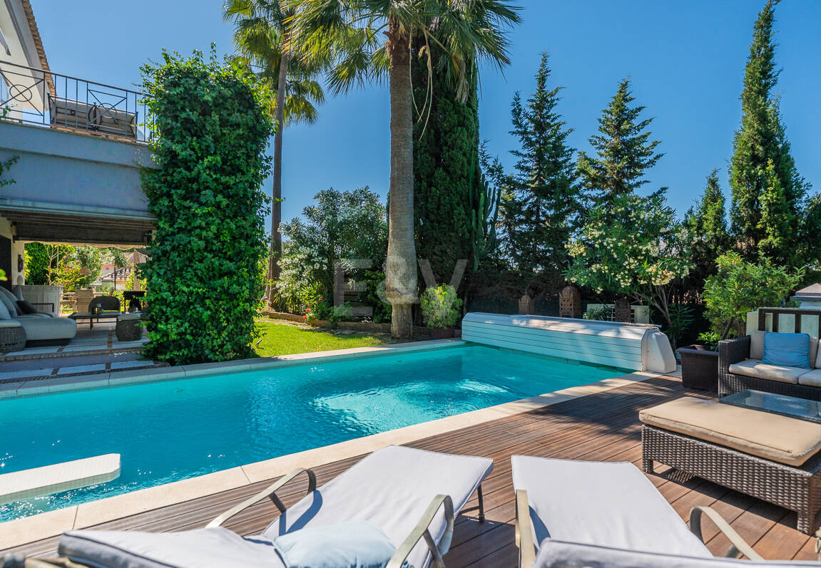 Beautiful Villa in the Heart of Nagüeles with Lush Garden and Sea Views