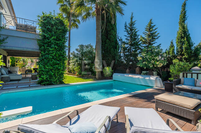 Beautiful Villa in the Heart of Nagüeles with Lush Garden and Sea Views