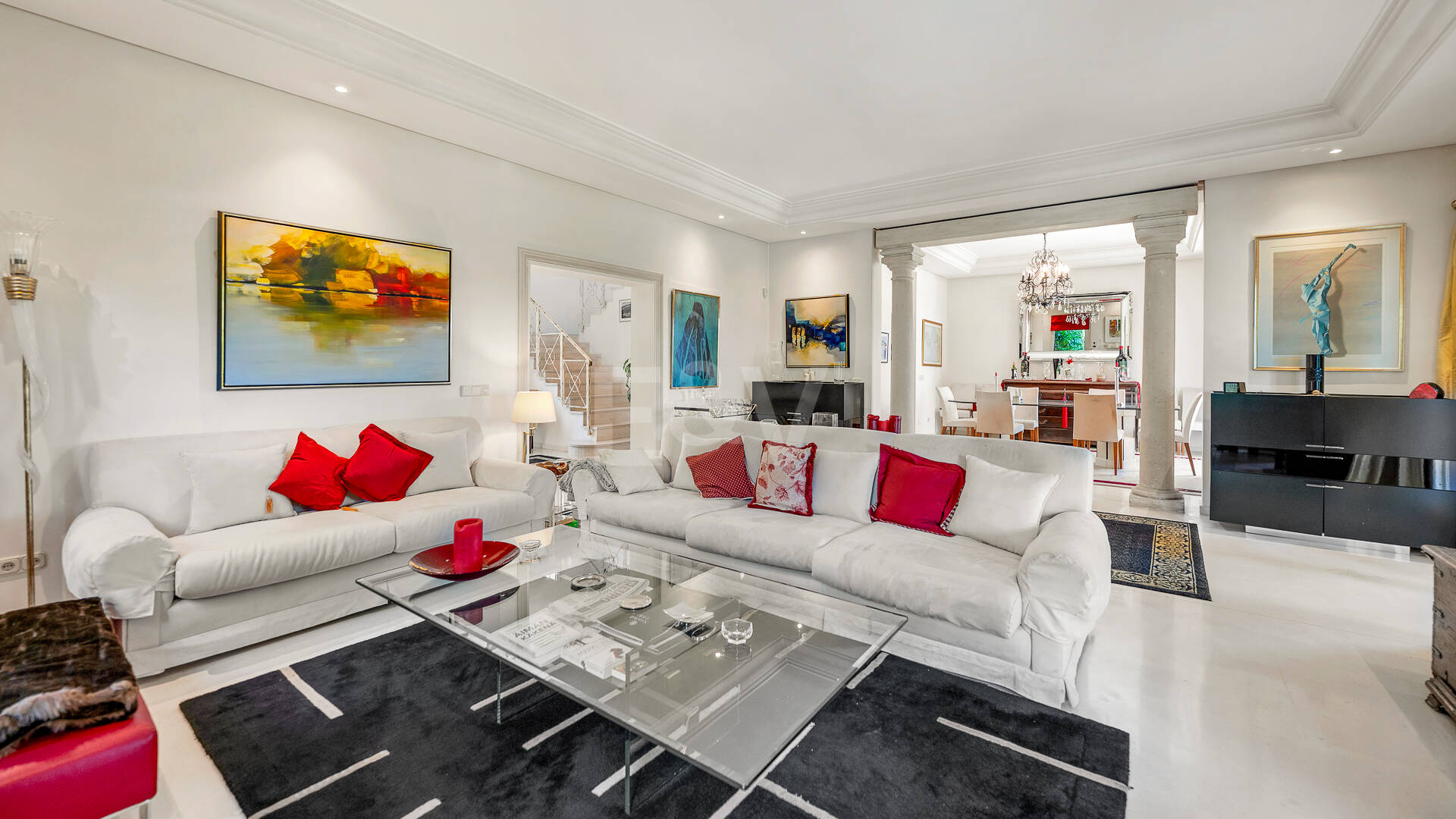 Beautiful Villa in the Heart of Nagüeles with Lush Garden and Sea Views