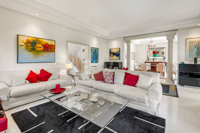 Beautiful Villa in the Heart of Nagüeles with Lush Garden and Sea Views