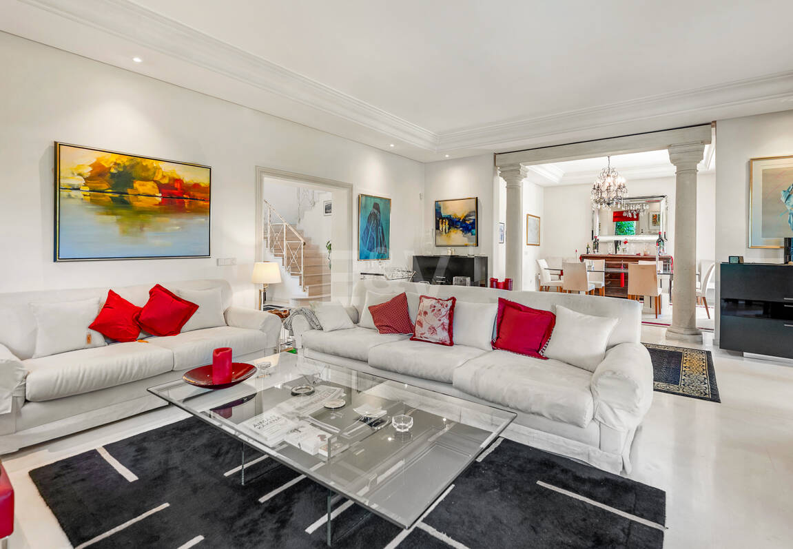 Beautiful Villa in the Heart of Nagüeles with Lush Garden and Sea Views