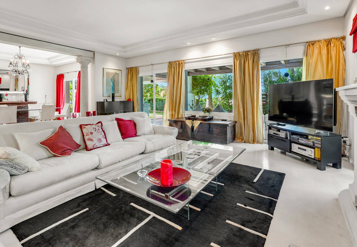 Beautiful Villa in the Heart of Nagüeles with Lush Garden and Sea Views