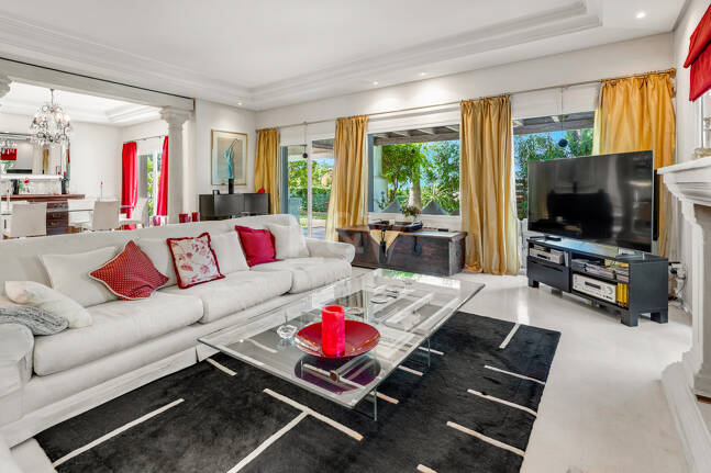 Beautiful Villa in the Heart of Nagüeles with Lush Garden and Sea Views