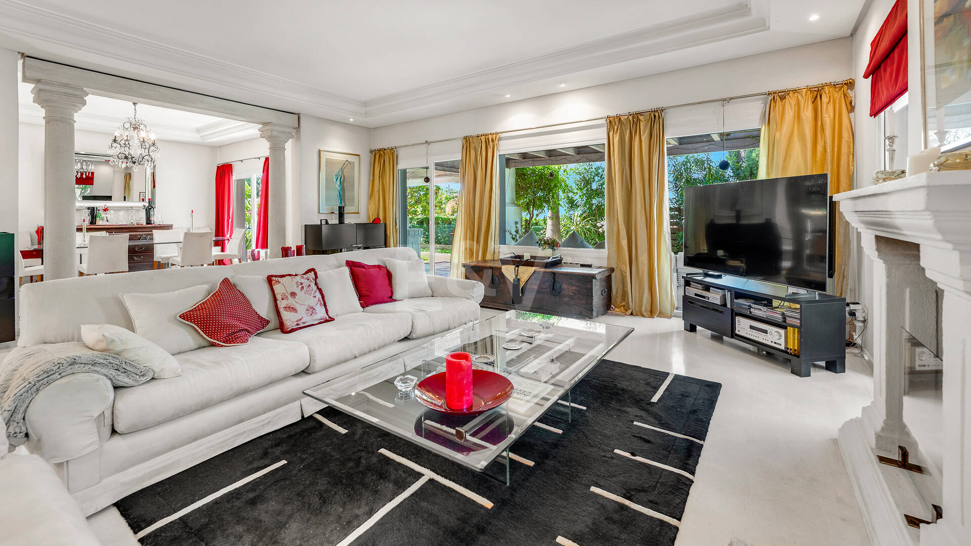 Beautiful Villa in the Heart of Nagüeles with Lush Garden and Sea Views