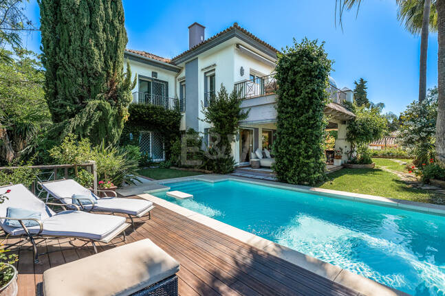 Beautiful Villa in the Heart of Nagüeles with Lush Garden and Sea Views