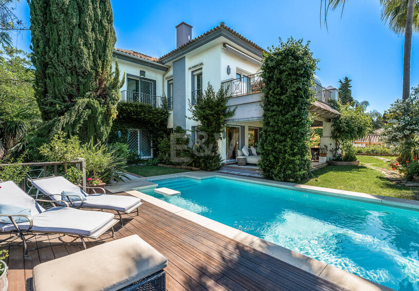 Beautiful Villa in the Heart of Nagüeles with Lush Garden and Sea Views