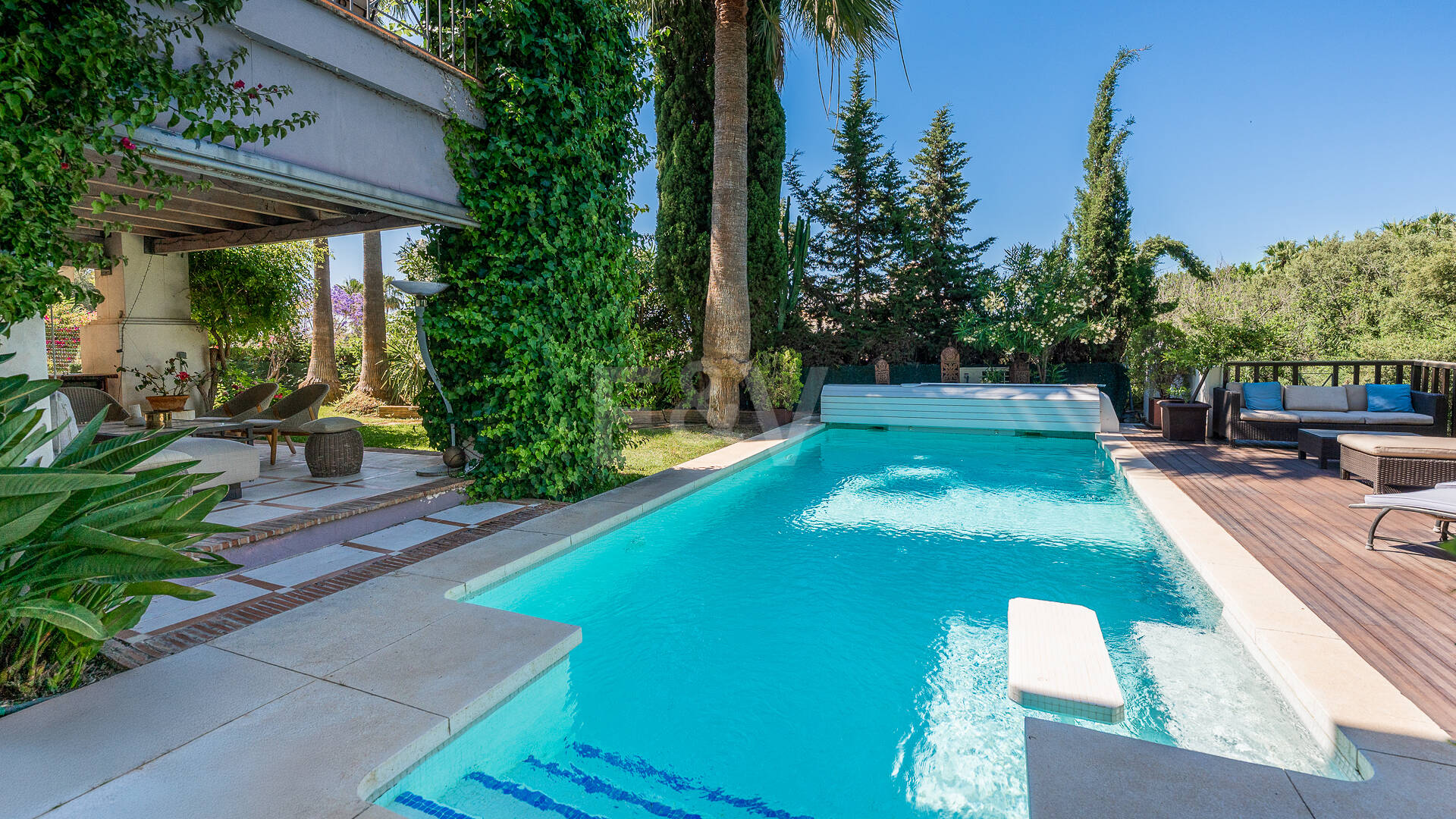 Beautiful Villa in the Heart of Nagüeles with Lush Garden and Sea Views