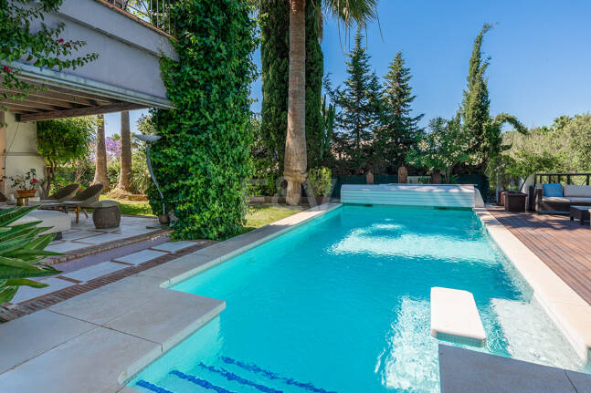 Beautiful Villa in the Heart of Nagüeles with Lush Garden and Sea Views