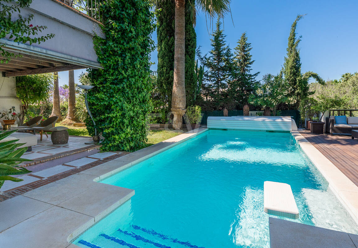 Beautiful Villa in the Heart of Nagüeles with Lush Garden and Sea Views