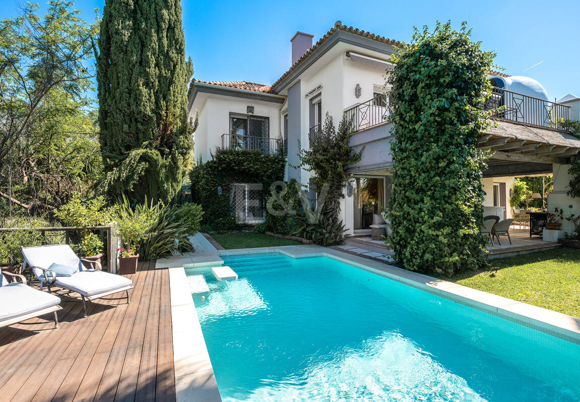 Beautiful Villa in the Heart of Nagüeles with Lush Garden and Sea Views