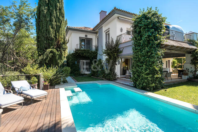 Beautiful Villa in the Heart of Nagüeles with Lush Garden and Sea Views