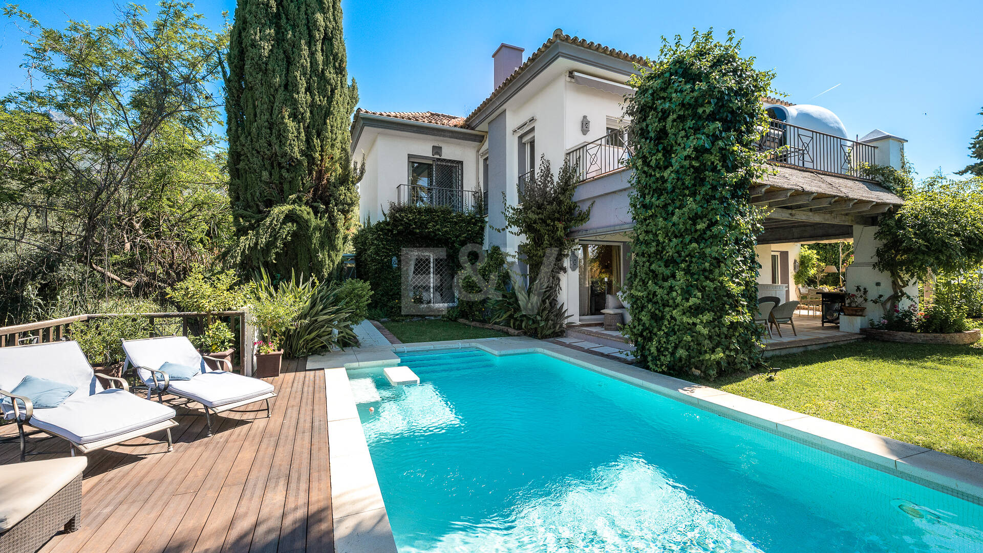 Beautiful Villa in the Heart of Nagüeles with Lush Garden and Sea Views