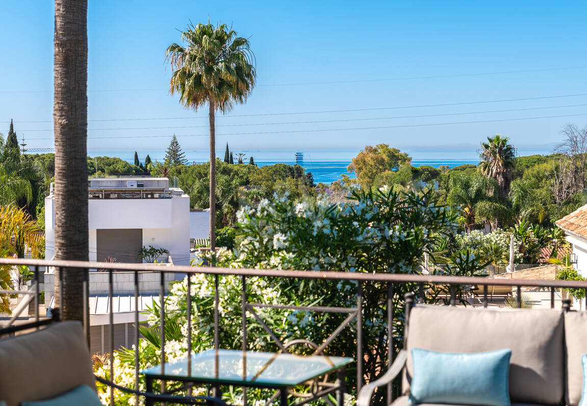 Beautiful Villa in the Heart of Nagüeles with Lush Garden and Sea Views