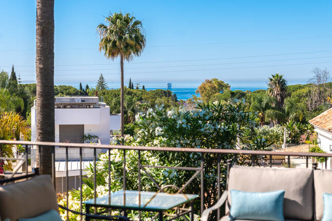 Beautiful Villa in the Heart of Nagüeles with Lush Garden and Sea Views