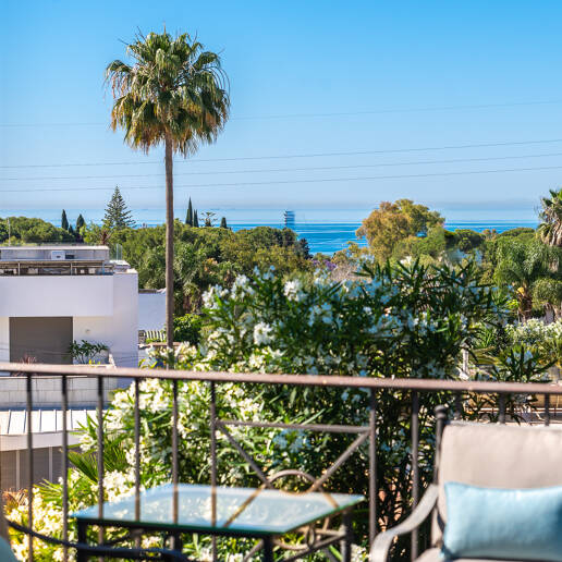 Beautiful Villa in the Heart of Nagüeles with Lush Garden and Sea Views