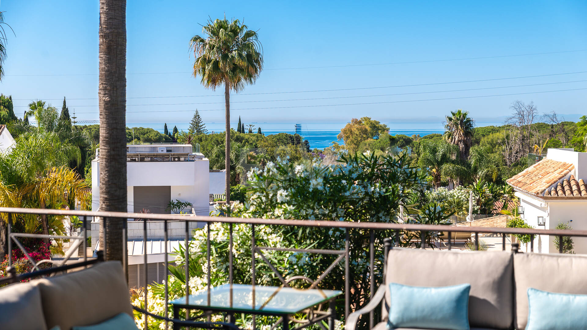 Beautiful Villa in the Heart of Nagüeles with Lush Garden and Sea Views