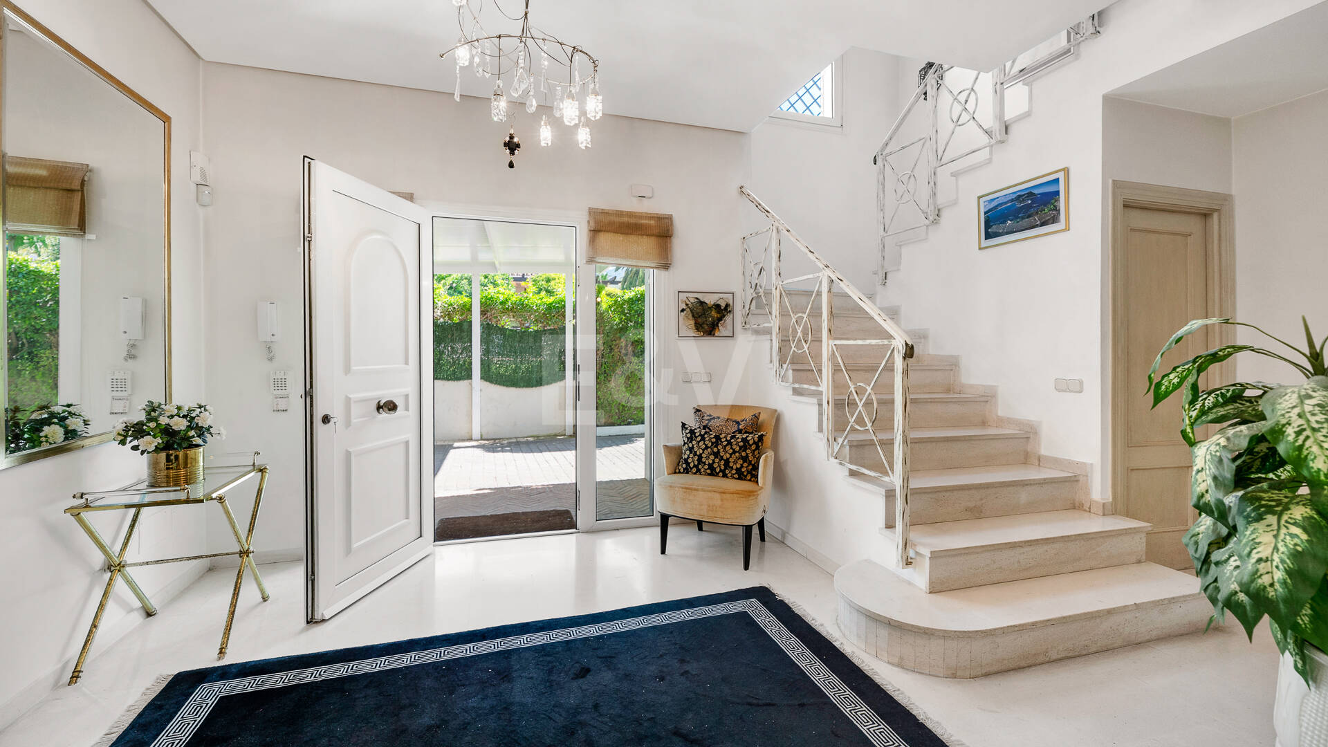 Beautiful Villa in the Heart of Nagüeles with Lush Garden and Sea Views