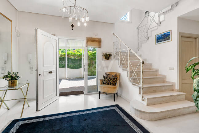 Beautiful Villa in the Heart of Nagüeles with Lush Garden and Sea Views