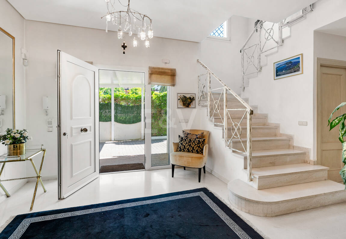 Beautiful Villa in the Heart of Nagüeles with Lush Garden and Sea Views