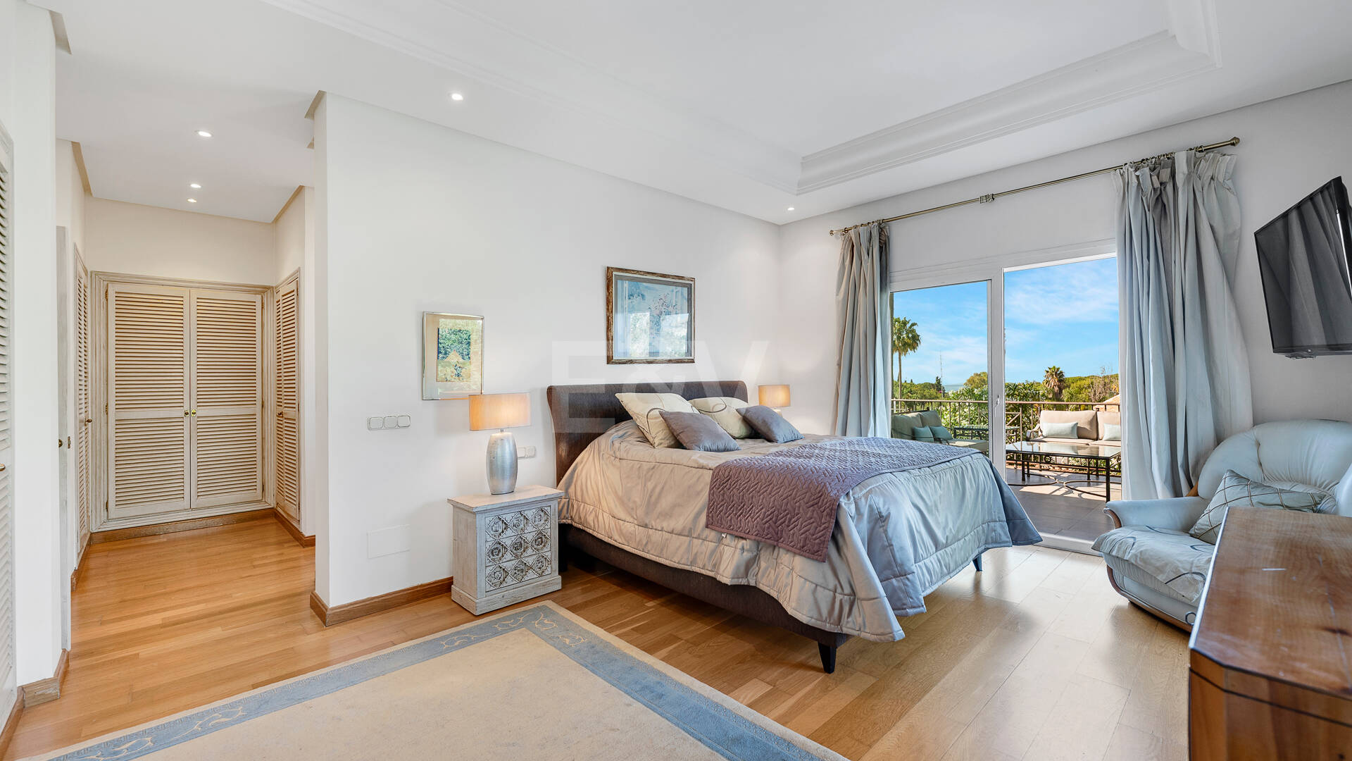 Beautiful Villa in the Heart of Nagüeles with Lush Garden and Sea Views