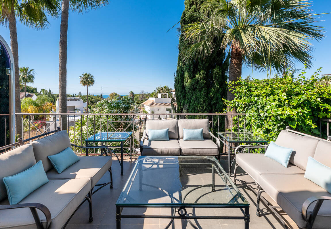 Beautiful Villa in the Heart of Nagüeles with Lush Garden and Sea Views