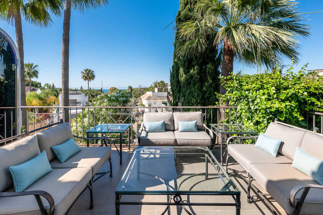 Beautiful Villa in the Heart of Nagüeles with Lush Garden and Sea Views