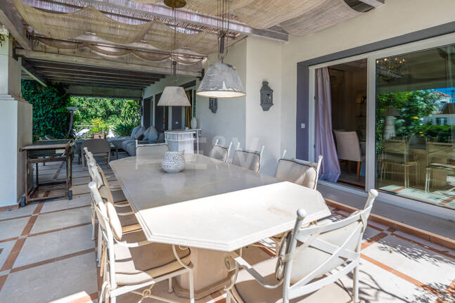 Beautiful Villa in the Heart of Nagüeles with Lush Garden and Sea Views