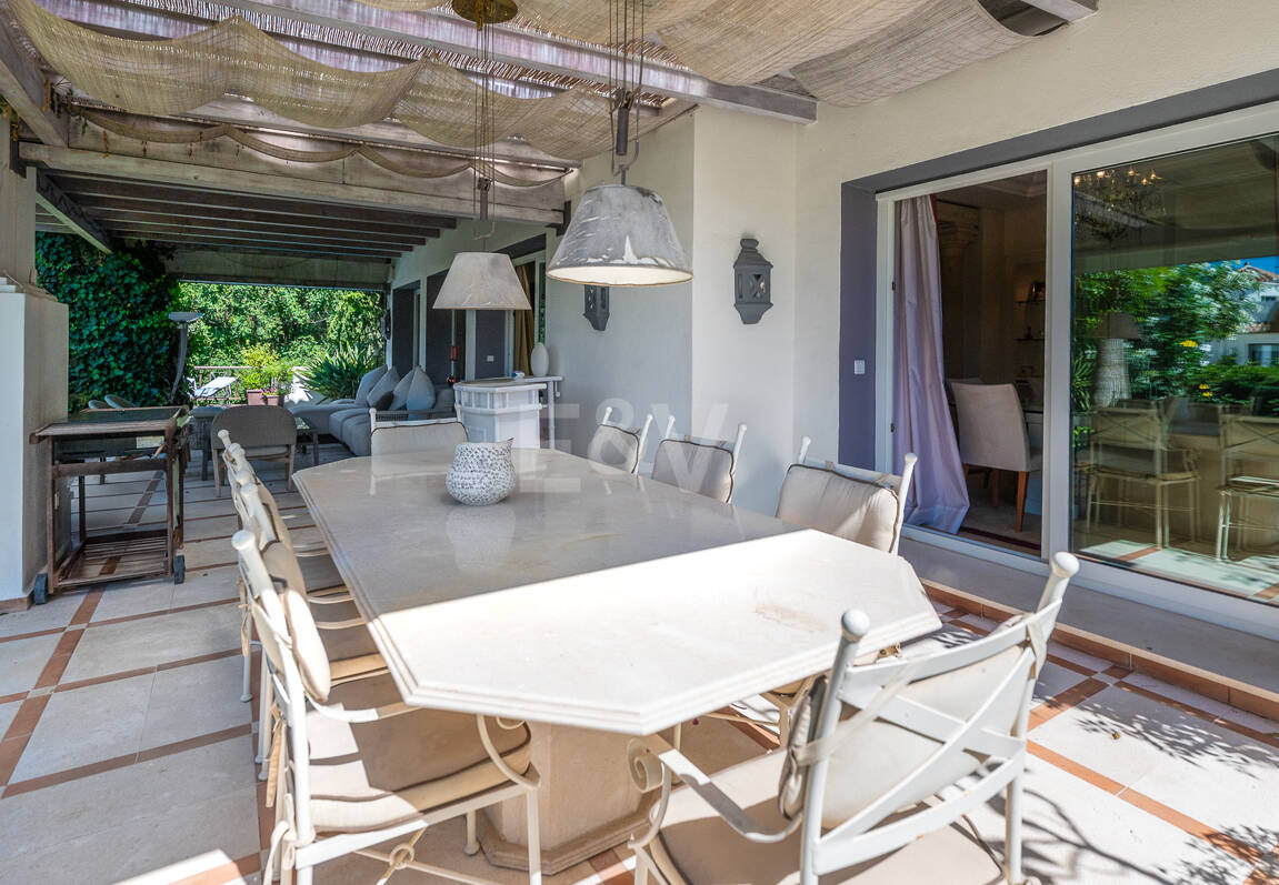 Beautiful Villa in the Heart of Nagüeles with Lush Garden and Sea Views