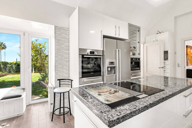 Beautiful Villa in the Heart of Nagüeles with Lush Garden and Sea Views