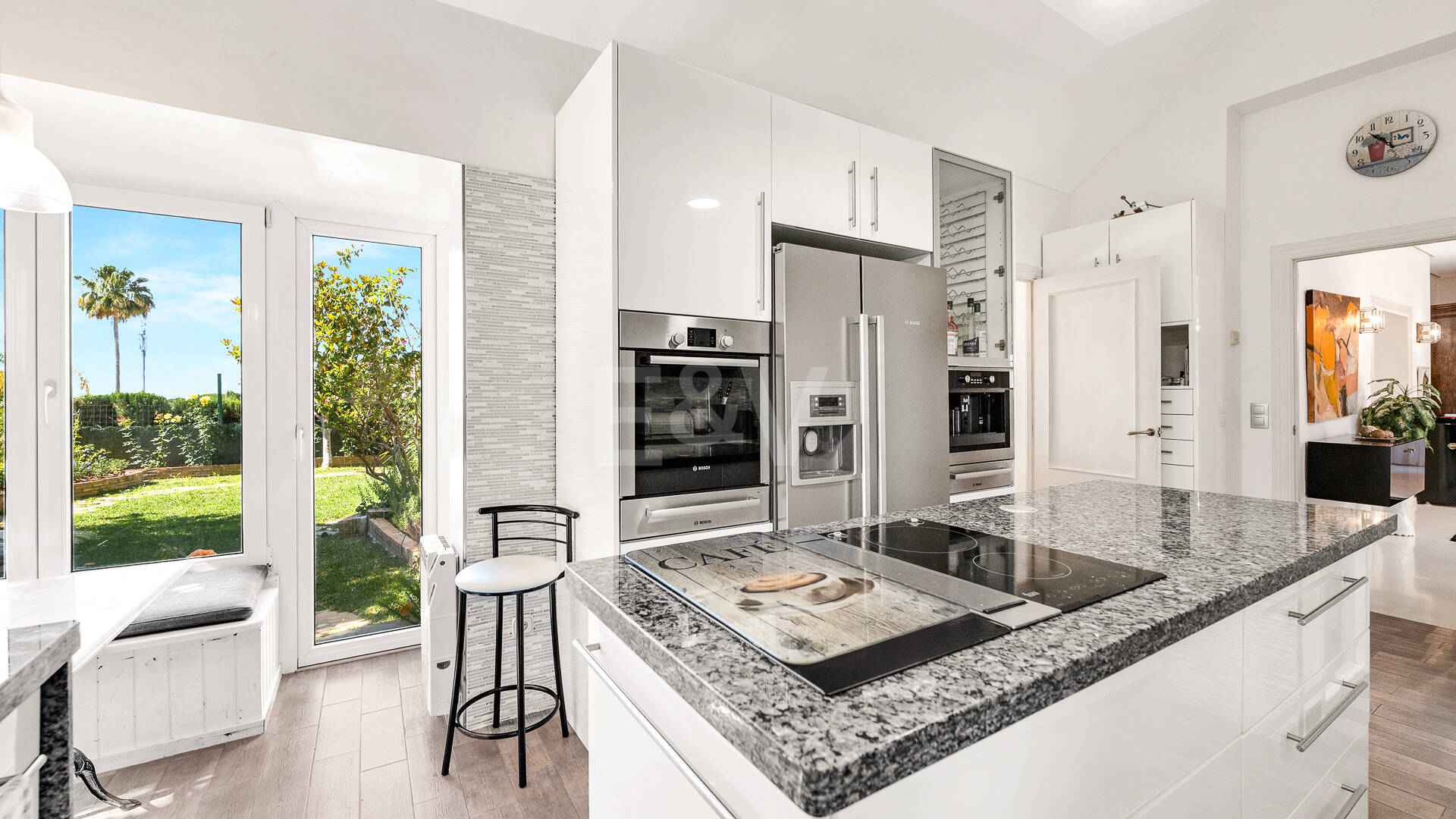 Beautiful Villa in the Heart of Nagüeles with Lush Garden and Sea Views