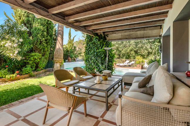 Beautiful Villa in the Heart of Nagüeles with Lush Garden and Sea Views