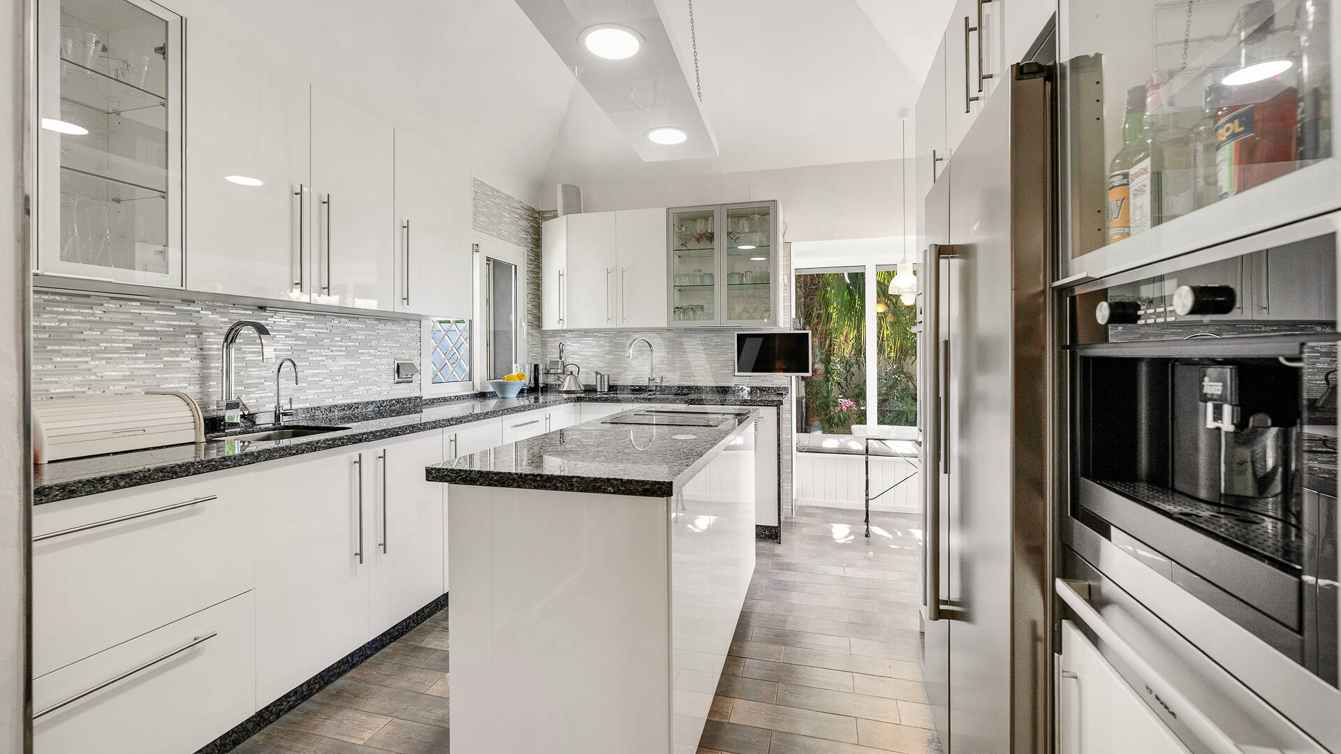 Beautiful Villa in the Heart of Nagüeles with Lush Garden and Sea Views