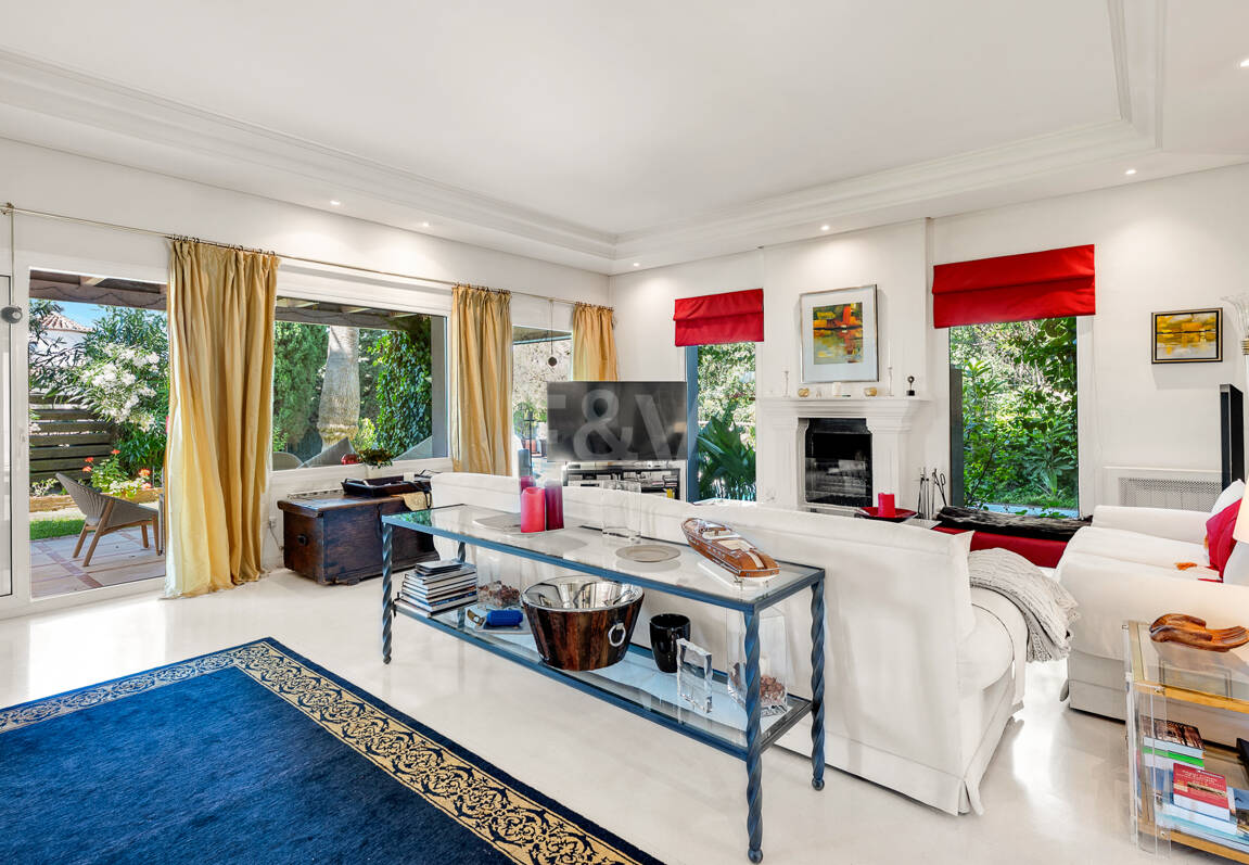 Beautiful Villa in the Heart of Nagüeles with Lush Garden and Sea Views