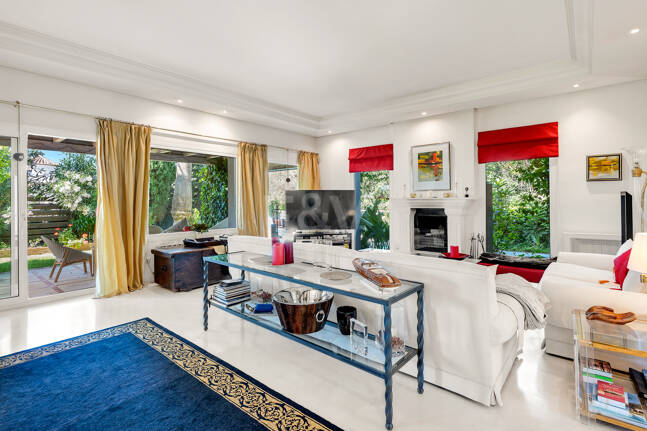 Beautiful Villa in the Heart of Nagüeles with Lush Garden and Sea Views