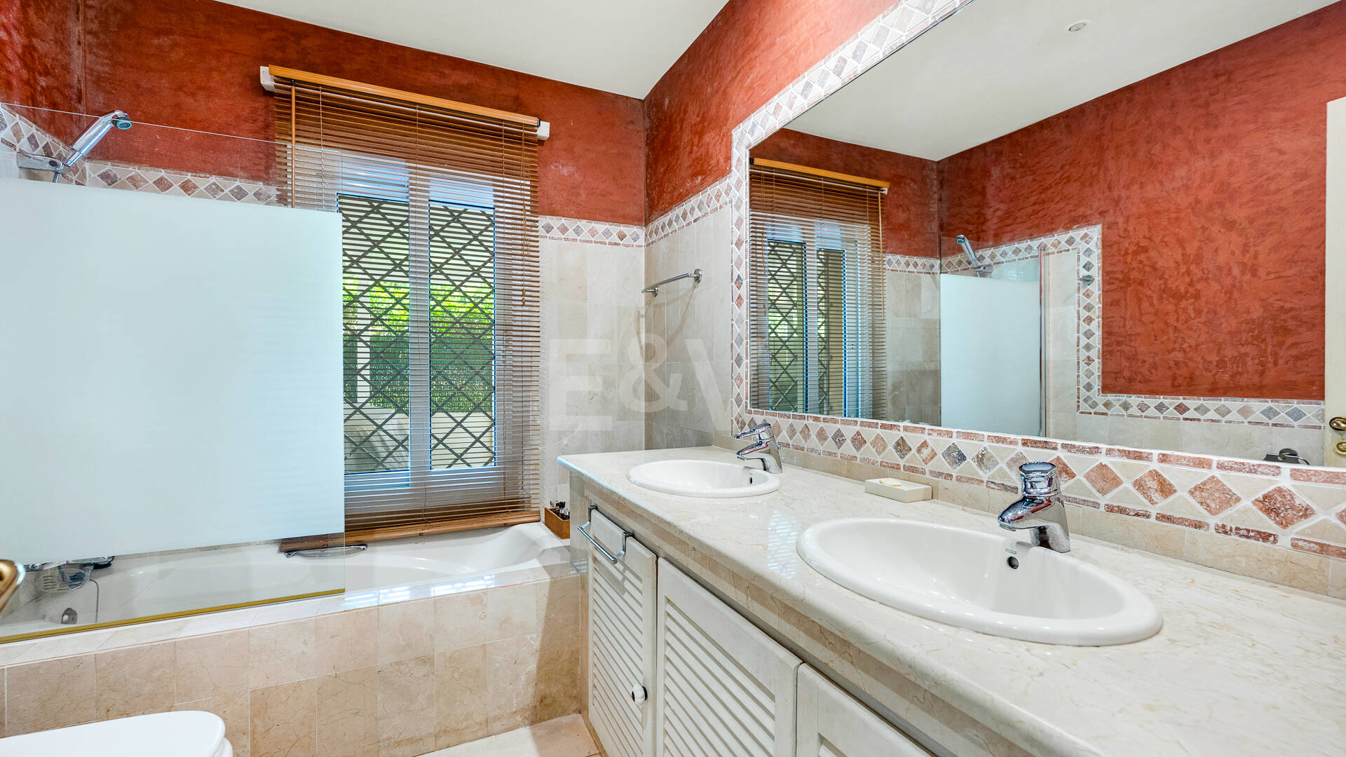 Beautiful Villa in the Heart of Nagüeles with Lush Garden and Sea Views