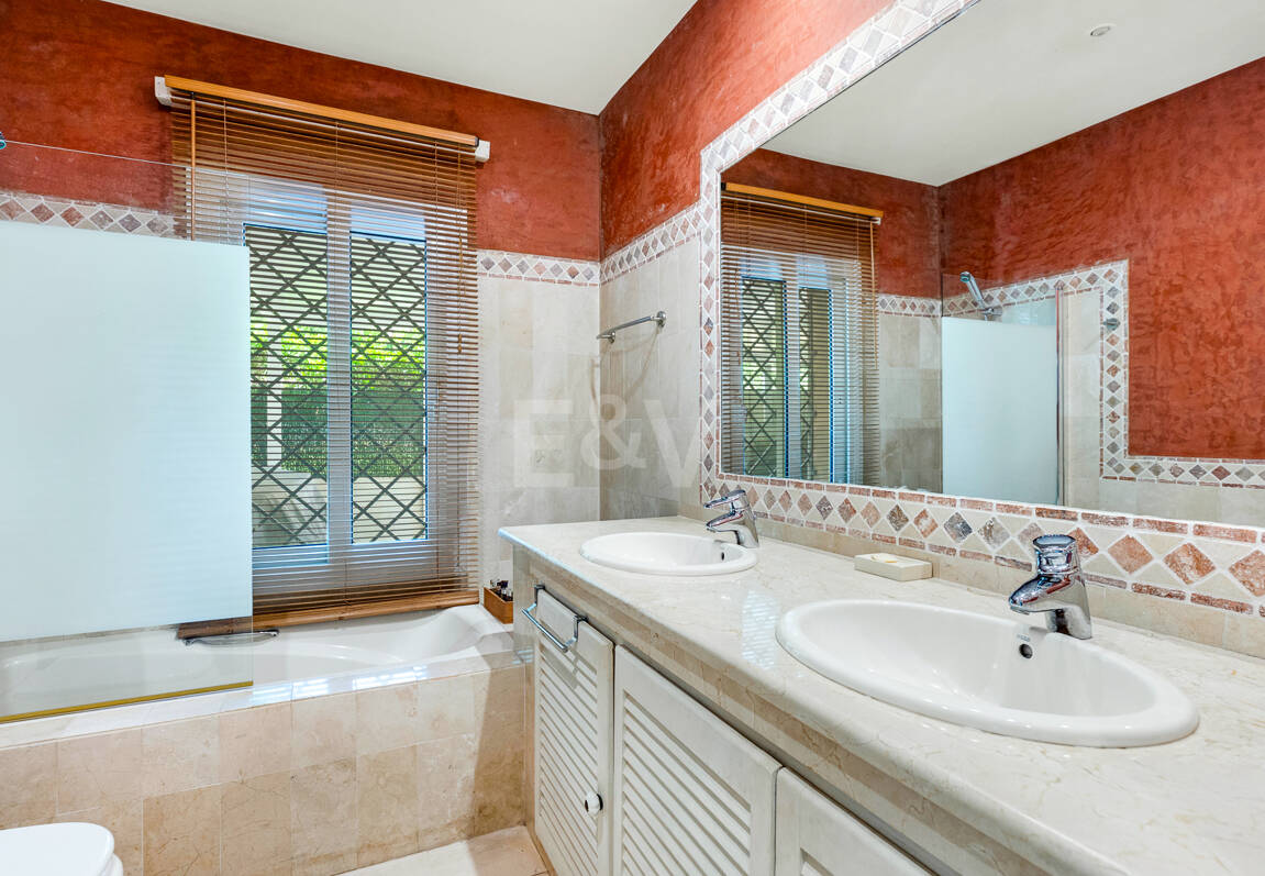 Beautiful Villa in the Heart of Nagüeles with Lush Garden and Sea Views