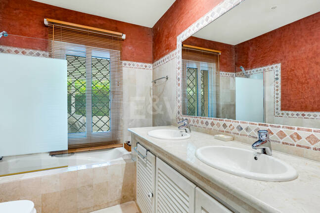 Beautiful Villa in the Heart of Nagüeles with Lush Garden and Sea Views