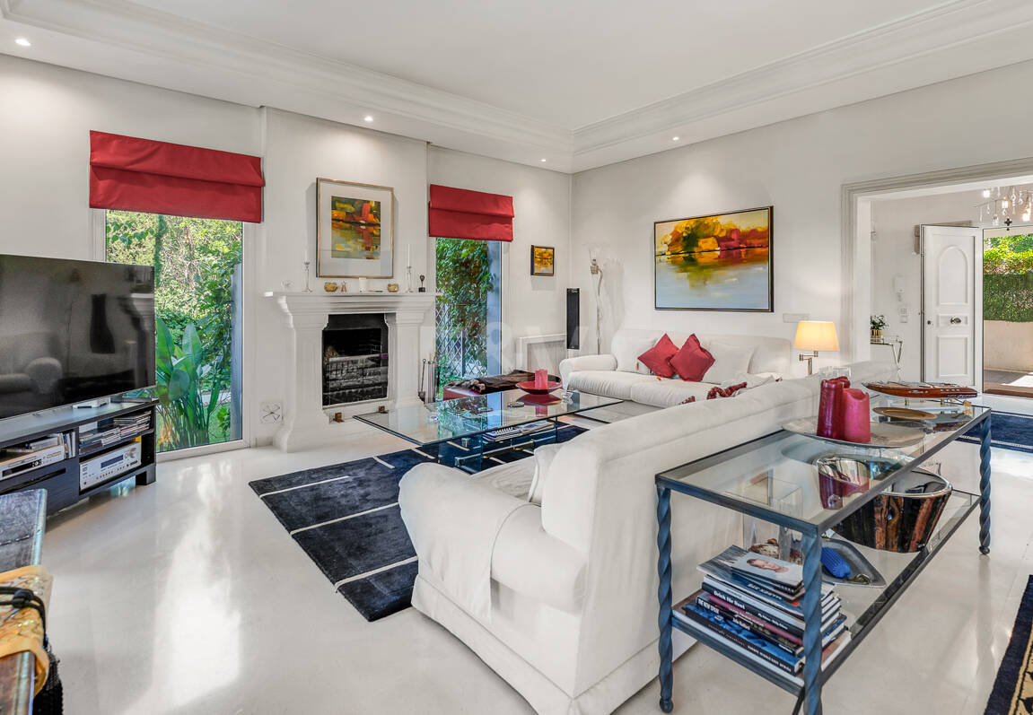 Beautiful Villa in the Heart of Nagüeles with Lush Garden and Sea Views