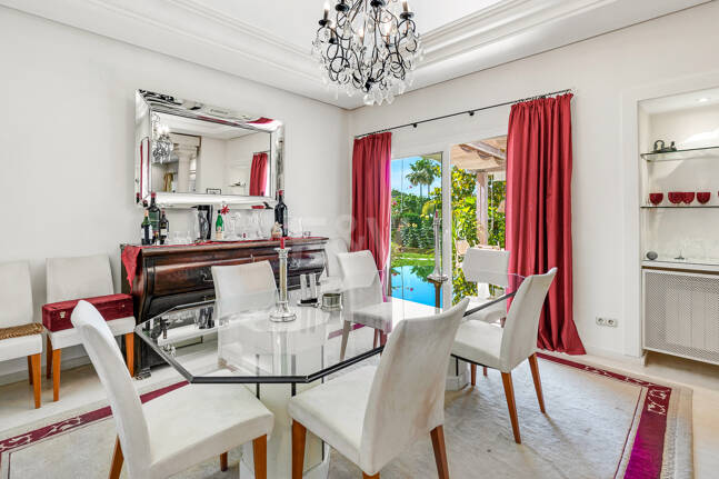 Beautiful Villa in the Heart of Nagüeles with Lush Garden and Sea Views